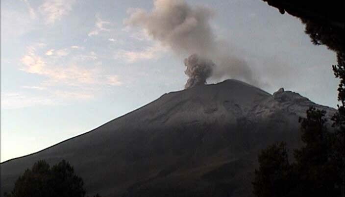 Volcán Popocatépetl registra 8 explosiones menores