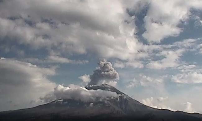 Emite Popocatépetl 224 exhalaciones y 7 explosiones