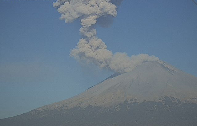 Registran dos explosiones del Popocatépetl