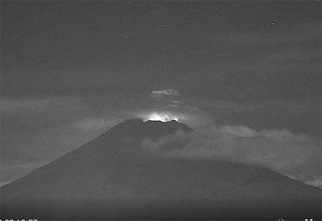 Se registra explosión de madrugada en el Popocatépetl