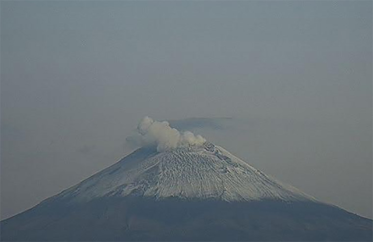 Popocatépetl registra dos explosiones y 27 exhalaciones