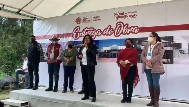 Entrega Karina Pérez Popoca obra en Acatepec