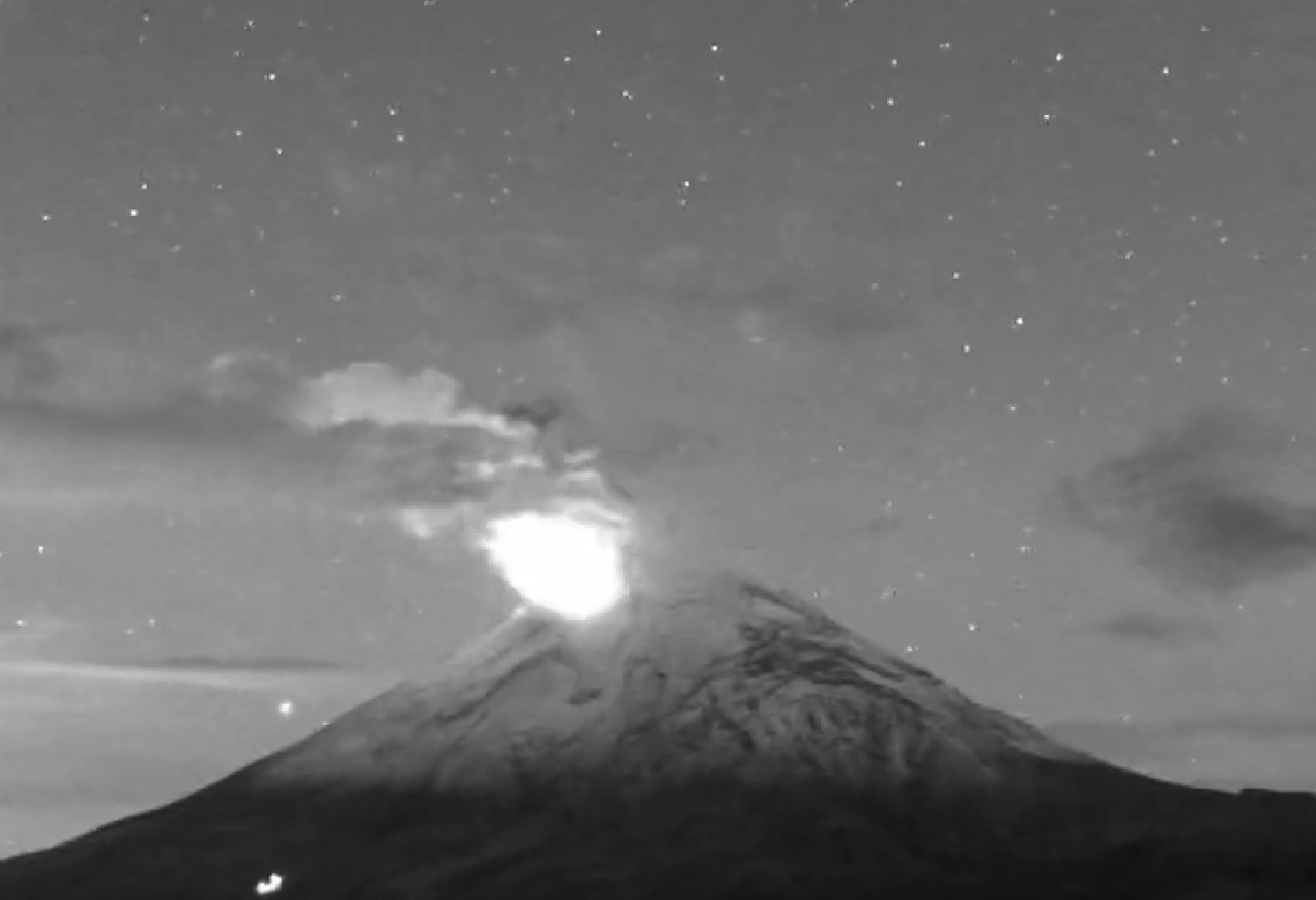 VIDEO Popocatépetl sorprende con explosión