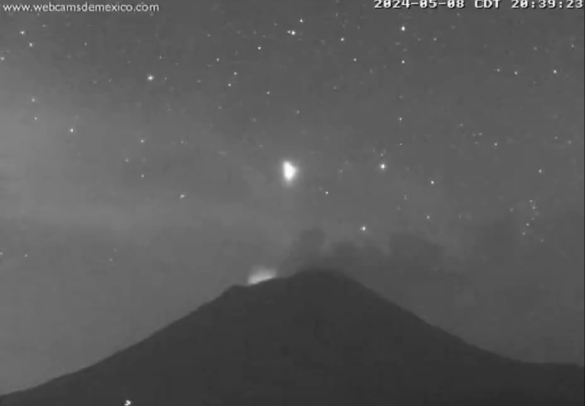 VIDEO Avistan extraña luz en el Popocatépetl: fenómeno extraterrestre o natural