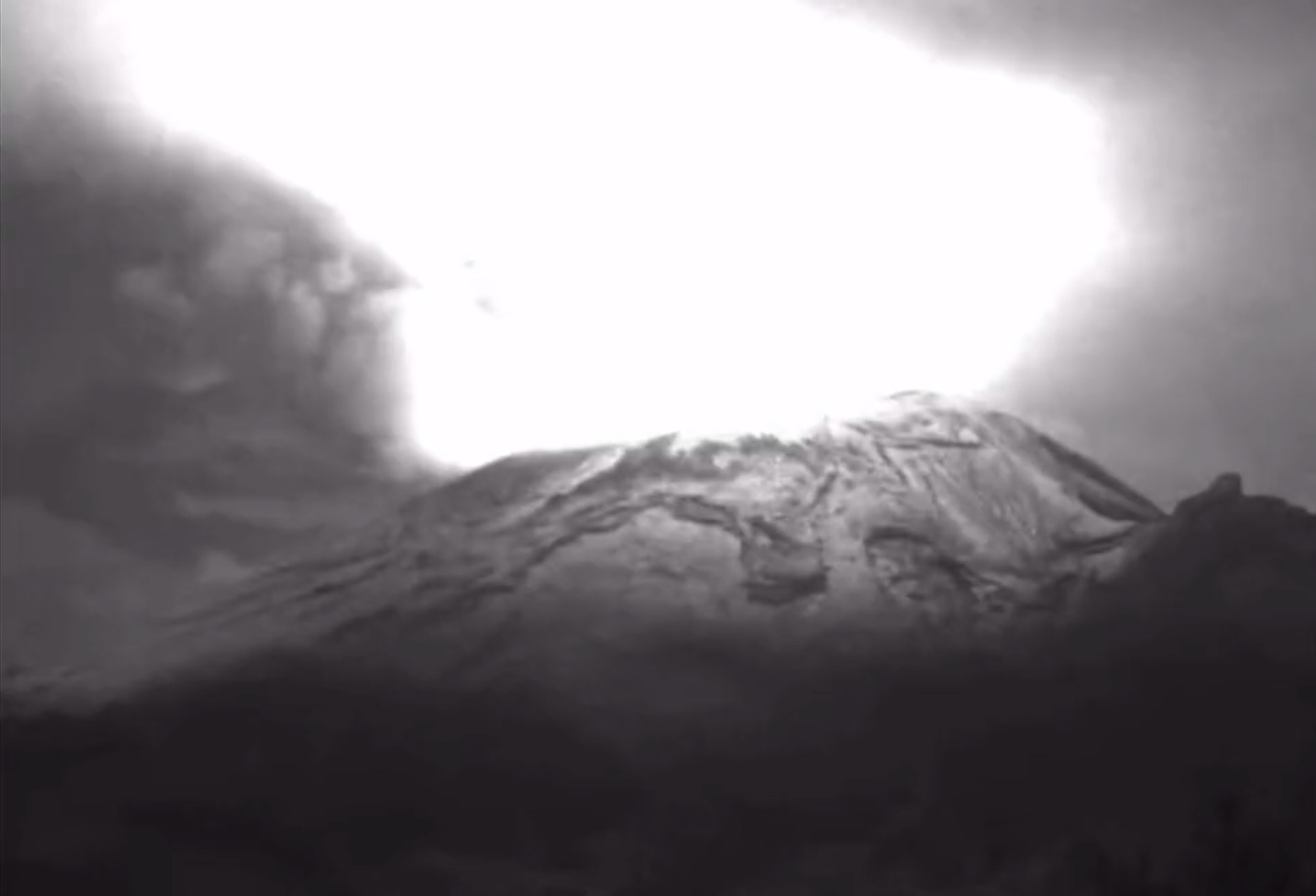 VIDEO Ruge el Popocatépetl al lanzar bombas de lava este domingo