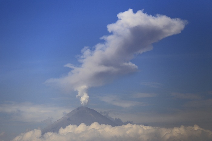 Lanza Popocatépetl fragmentos incandescentes a 600 metros del cráter