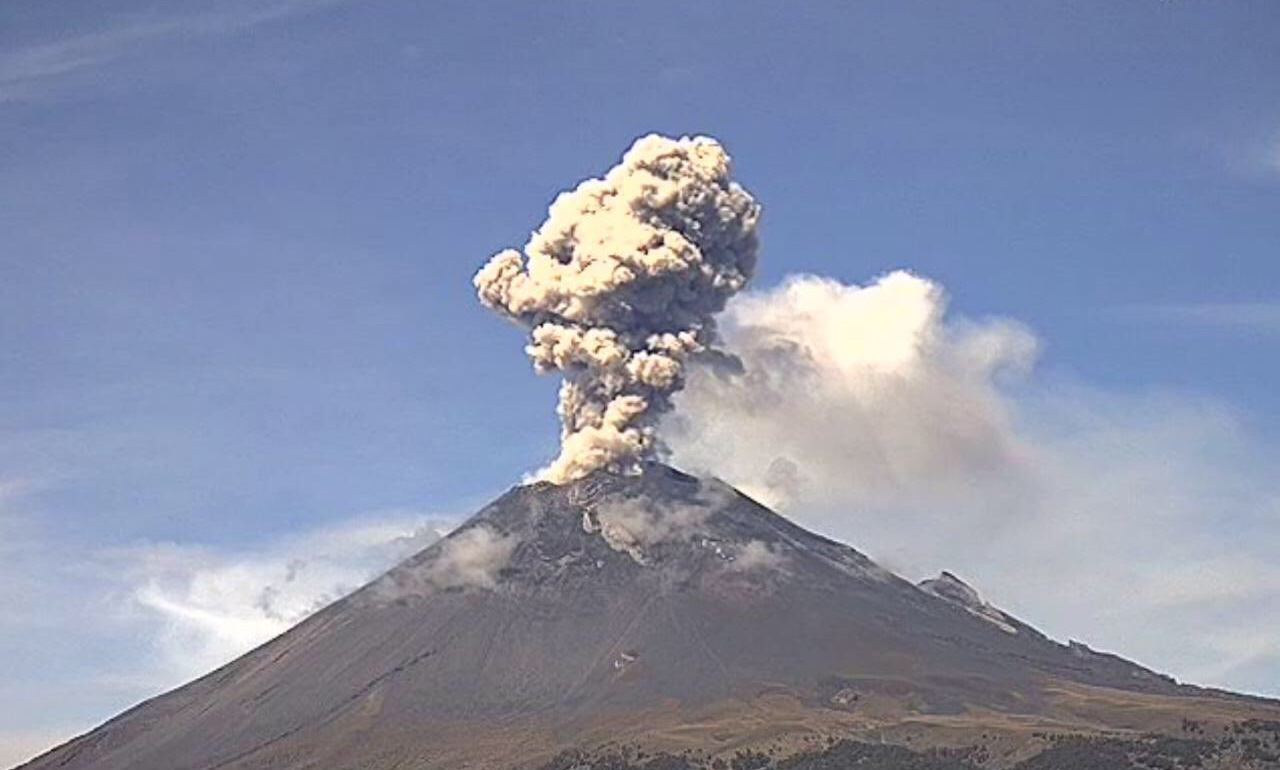 VIDEO Popocatépetl registra 5 explosiones y 113 exhalaciones