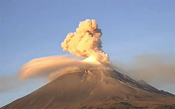 VIDEO Siguen explosiones en el Popocatépetl; tres en un día