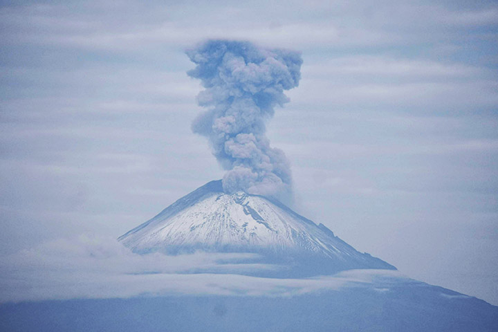 Impresiona a poblanos fumarola tipo ovni del Popocatépetl