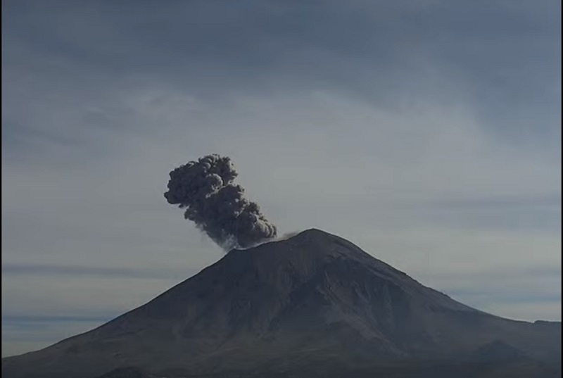 VIDEO Apenas en 3 horas, lanza el Popo 3 fumarolas sobre Puebla