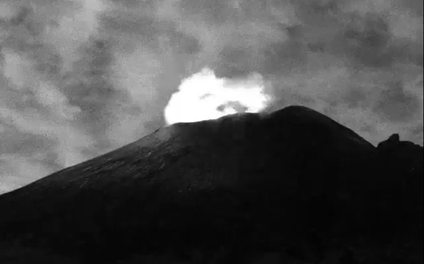 De madrugada Popocatépetl expulsó gases y vapor de agua