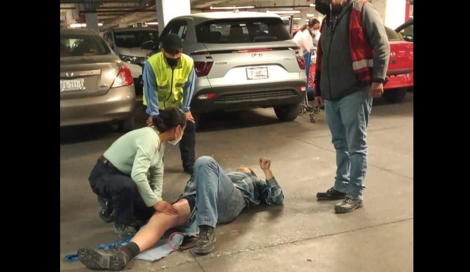 Balean a un hombre en estacionamiento de Vía San Ángel para asaltarlo