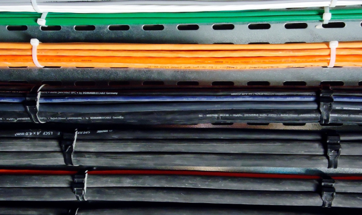 CHAROLAS PORTA CABLES: Descubre por qué es una solución eficaz para la organización de cables