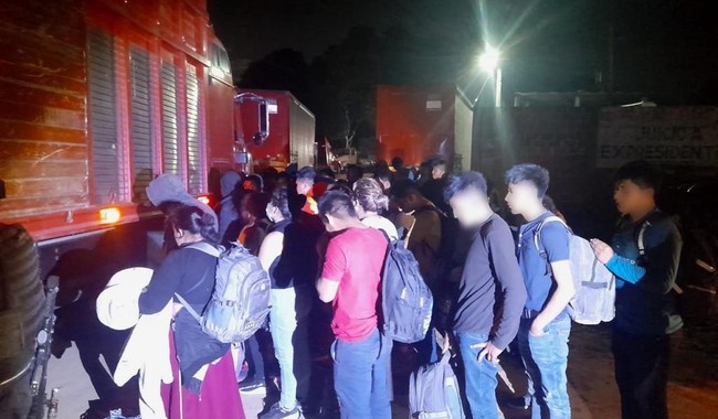 Abandonan en carretera de Veracruz a 371 migrantes