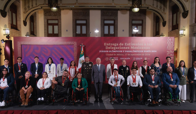 AMLO entrega estímulos a delegaciones participantes en París 2024