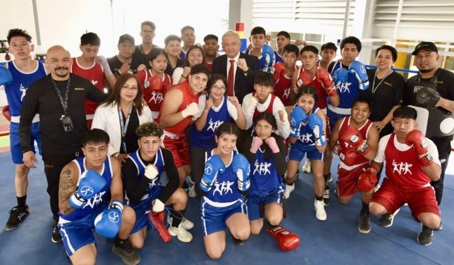 En Tepito, AMLO abre bachillerato para carreta técnica en boxeo