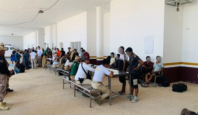 Auxilian a 88 migrantes abandonadas en contenedor de tractocamión en Veracruz