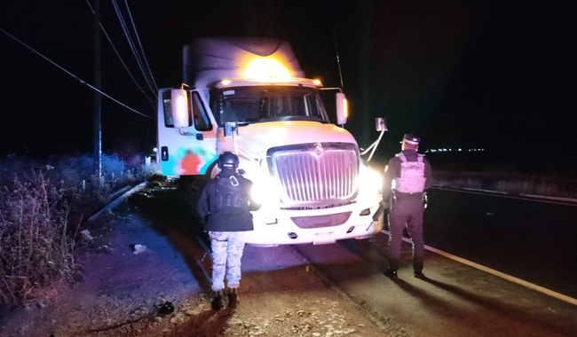 Recuperan en Jalisco tractocamión robado con 40 toneladas de metal