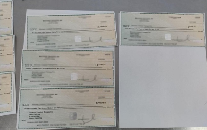 Cae en aduana a sujeto con más de 242 mil dólares en cheques sin declarar