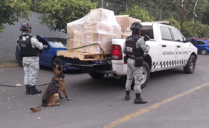 Ni a la mensajería entró: dejan en la banqueta 120 kilos de marihuana