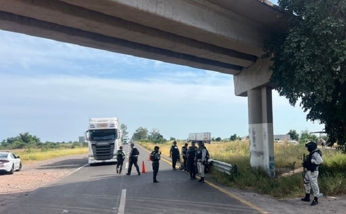 Aseguran a 13 sujetos en Sinaloa con 11 armas y un lanzagranadas