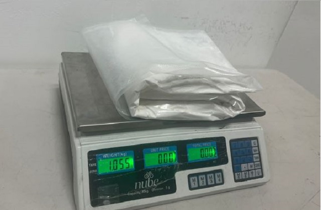 Mula lleva cocaína pegada al cuerpo en el aeropuerto de Tijuana