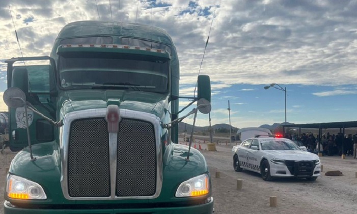Rescatan a 73 migrantes hacinados en un camión bajo el calor de Sonora