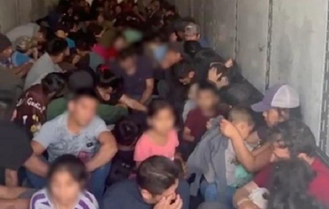 Descubren a 131 migrantes hacinados en caja de tractocamión