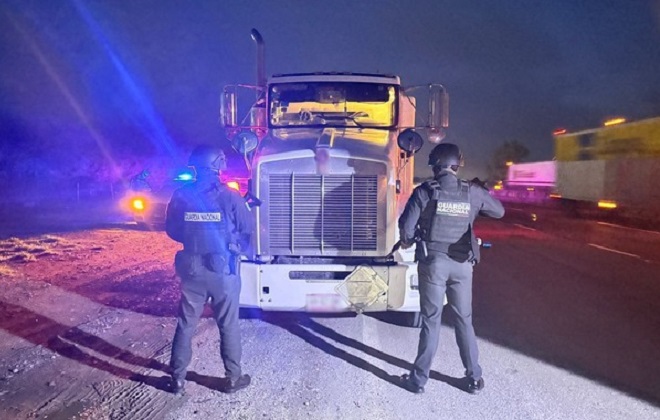 Faltaba una llanta a su camión, lo paran y le hallan combustible irregular