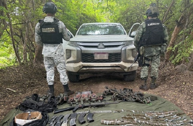 En troca robada hallan cartuchos, cargadores, fusil de asalto y droga