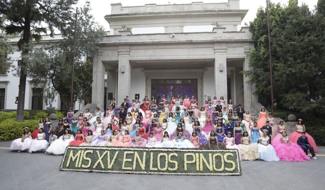 Celebran sus 15 años en Los Pinos 124 adolescentes