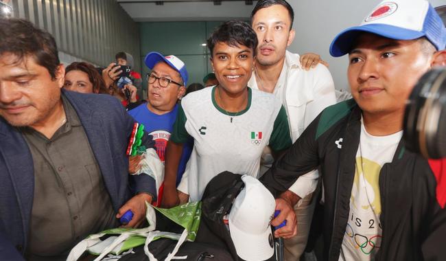 Con Cielito Lindo reciben en aeropuerto a Prisca Awiti