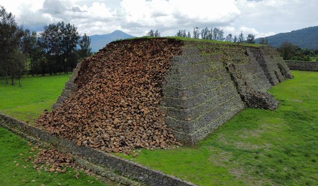 Tras derrumbe, INAH atiende basamento de la Zona Arqueológica de Ihuatzio en Michoacán