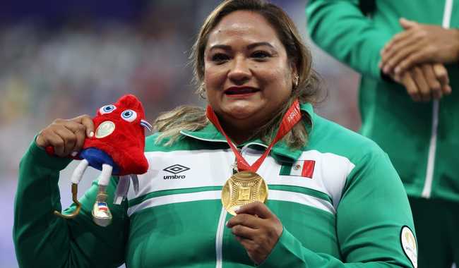 Gloria Zarza recibe oro con lágrimas de alegría