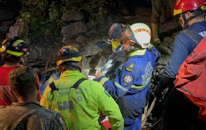 Rescatan a 6 personas vivas tras el deslave de un cerro en Jilotzingo