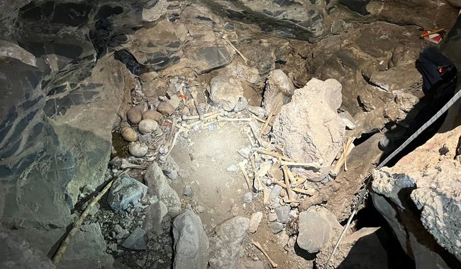 Rescatan conjunto mortuorio de culturas del desierto en cueva subterránea de Coahuila