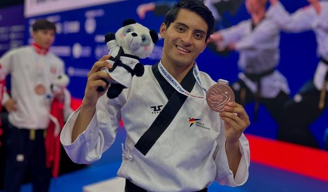 Taekwondo poomsae suma cuatro bronces