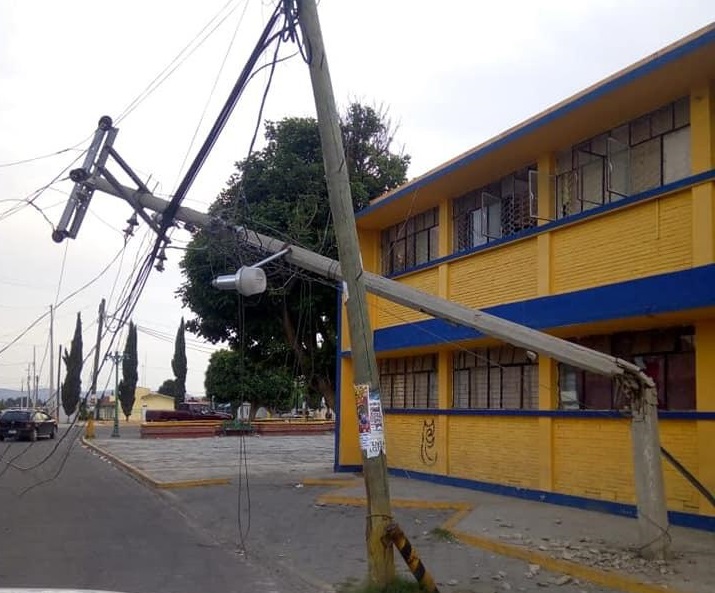 Ebrio tira poste de luz en Ajete y deja sin servicio a sus vecinos