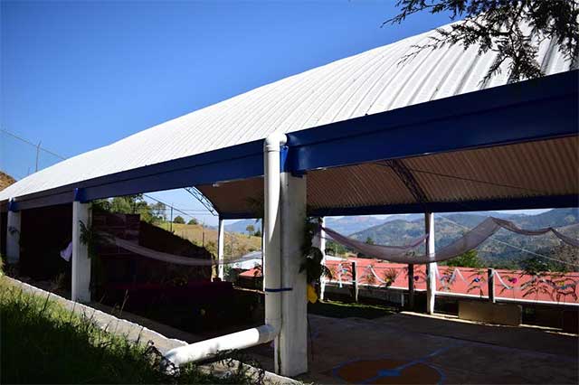 Inaugura edil de Zacapoaxtla techado de preescolar en Las Lomas