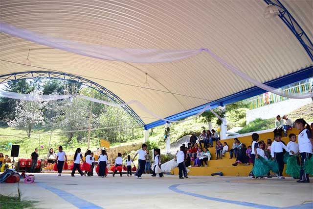 Inaugura edil de Zacapoaxtla techado de preescolar en Las Lomas