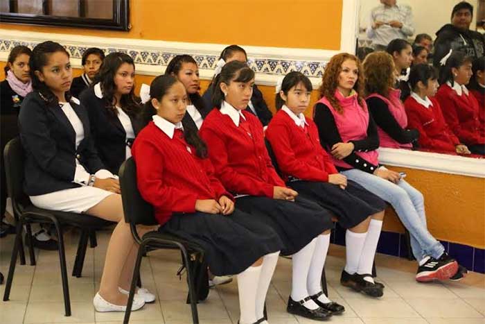 Entregan premios a escuelas participantes en desfile de Atlixco