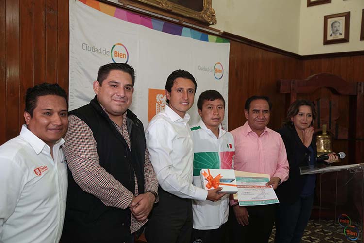 Entrega José Juan Espinosa el Premio Municipal de la Juventud 2014