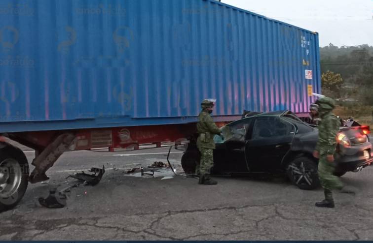 Auto se estrella contra tráiler en la autopista Tlaxcala-Texmelucan