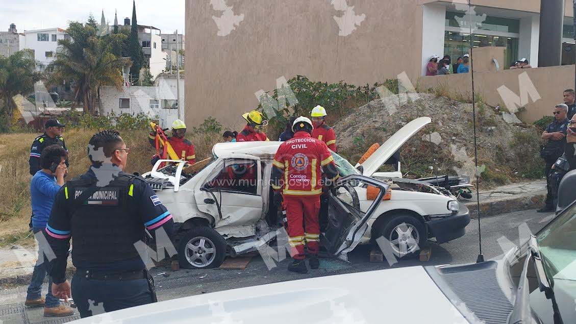 Una mujer prensada y 8 lesionados, dejó el choque de una ruta y un auto