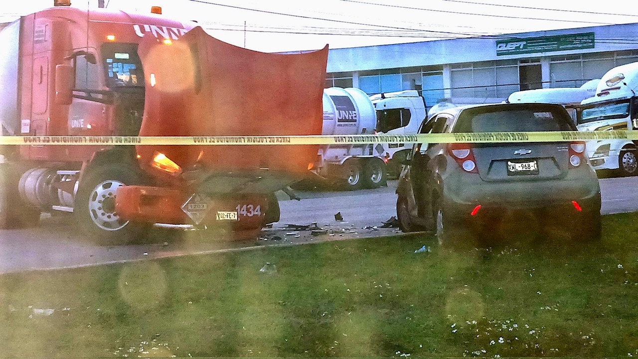 Muere prensado por choque con pipa en el bulevar 18 de Noviembre ...