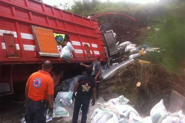 Muere prensado tras volcar su camión en la autopista México - Tuxpan