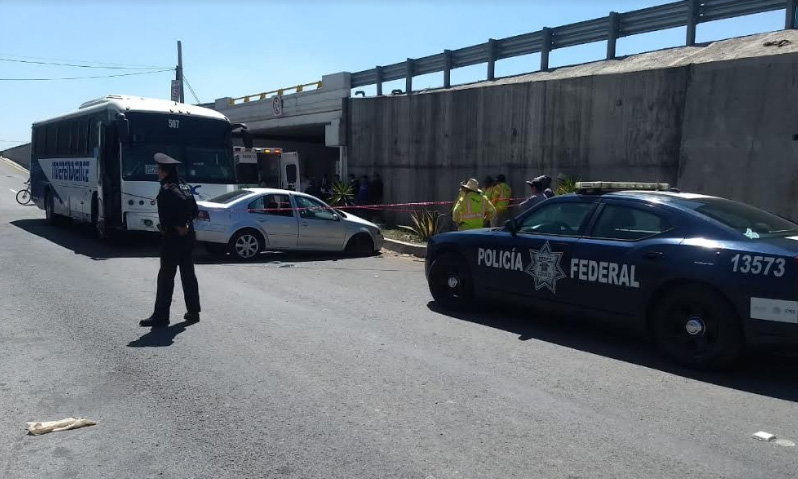 Le quiso ganar el paso al camión y muere prensado