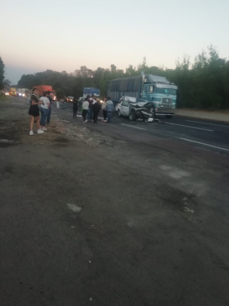 Tráiler aplasta camioneta y joven muere prensado en la México-Puebla