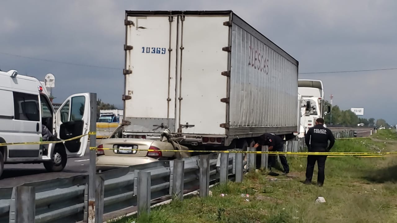 Mueren prensados al impactar su auto contra tráiler en la México-Puebla