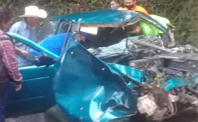 Muere prensado conductor al chocar con camión en la México-Tuxpan